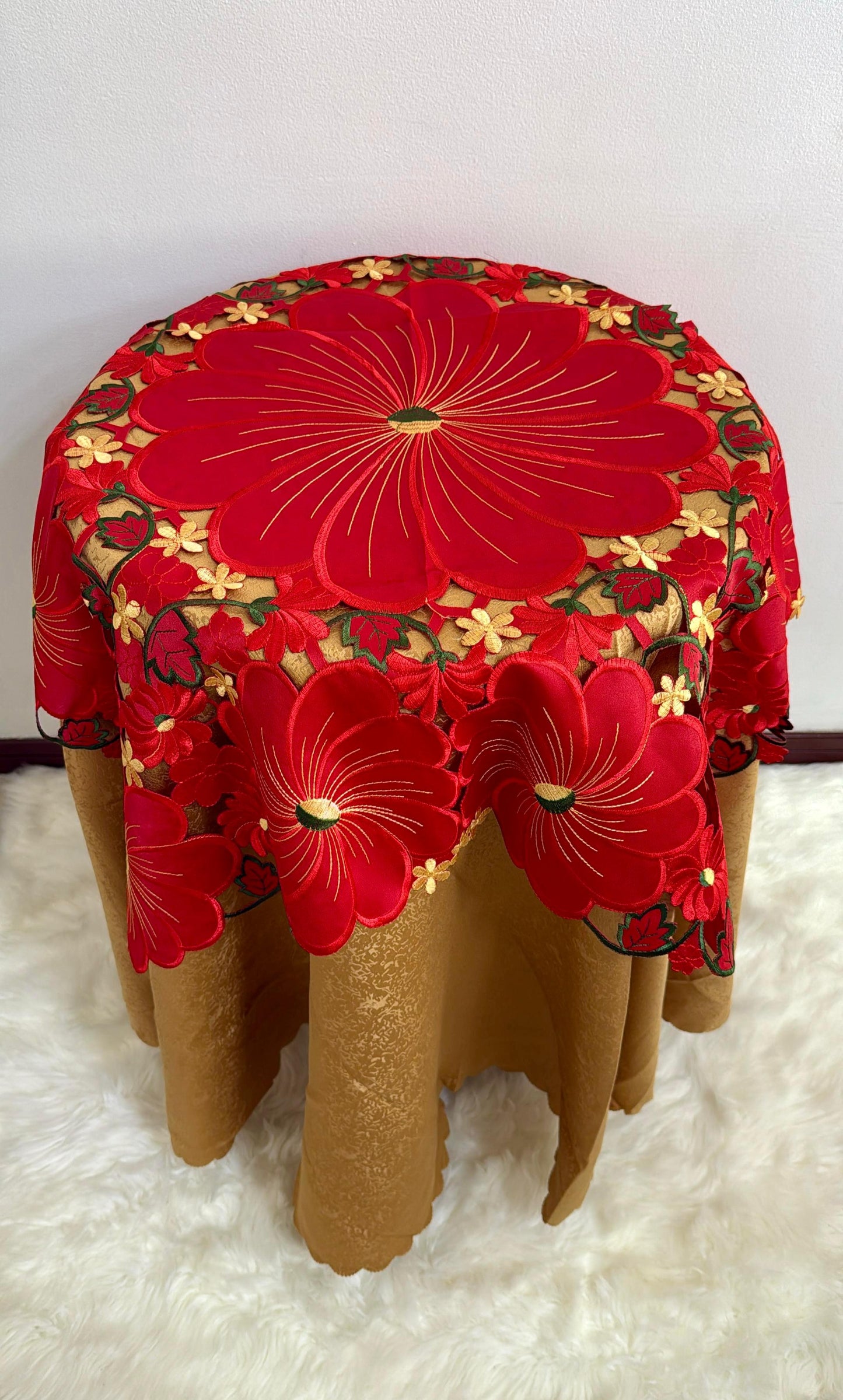 Carpeta Para Mesa De Coqueta 85x85cm Flor Roja Kingo