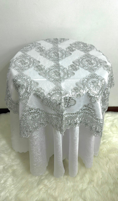 Carpeta Para Mesa Coqueta 85x85cm Hilos Dorados Y Plateados Kingo