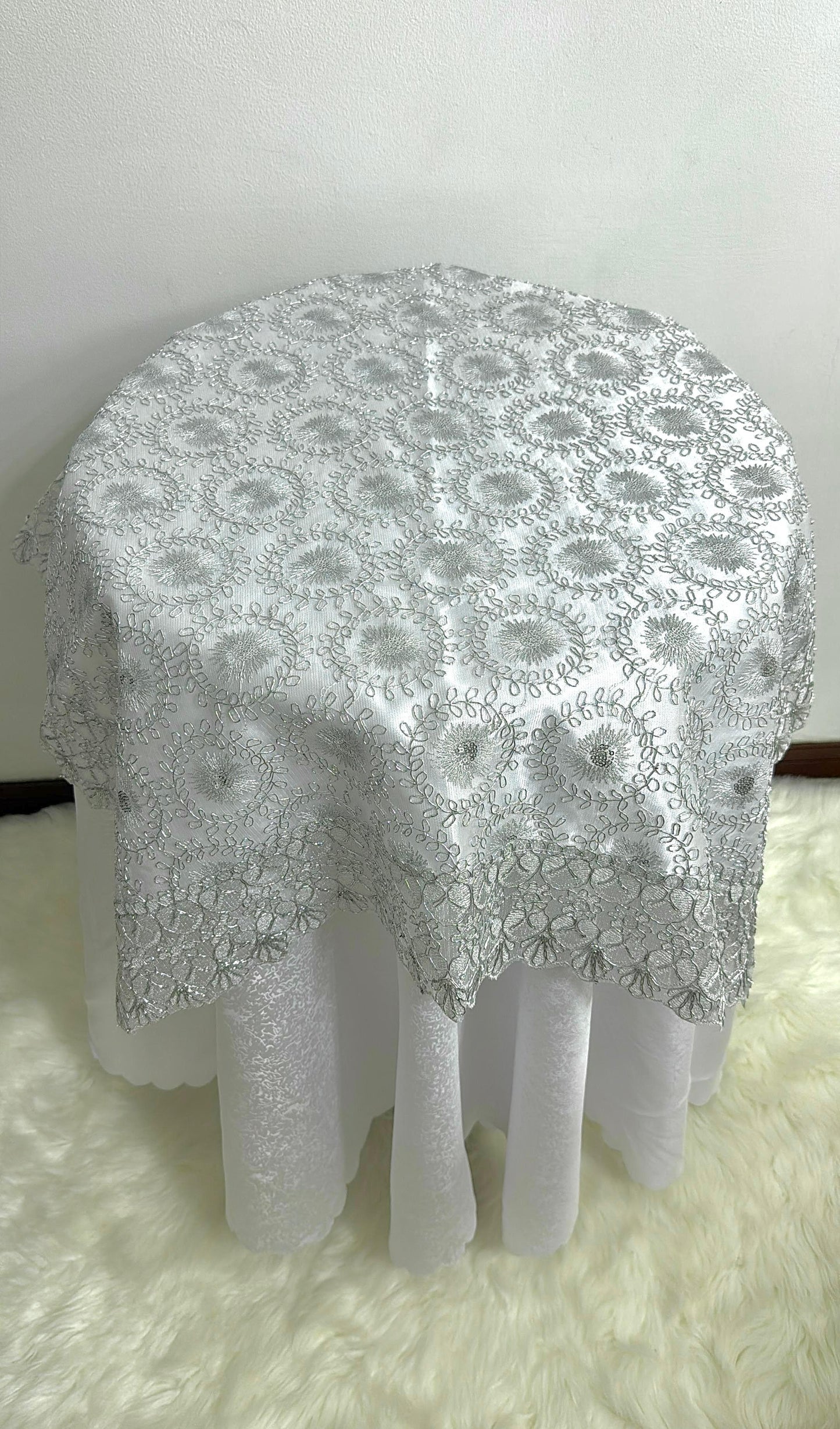 Carpeta Para Mesa Coqueta 85x85cm Hilos Dorados Y Plateados Kingo