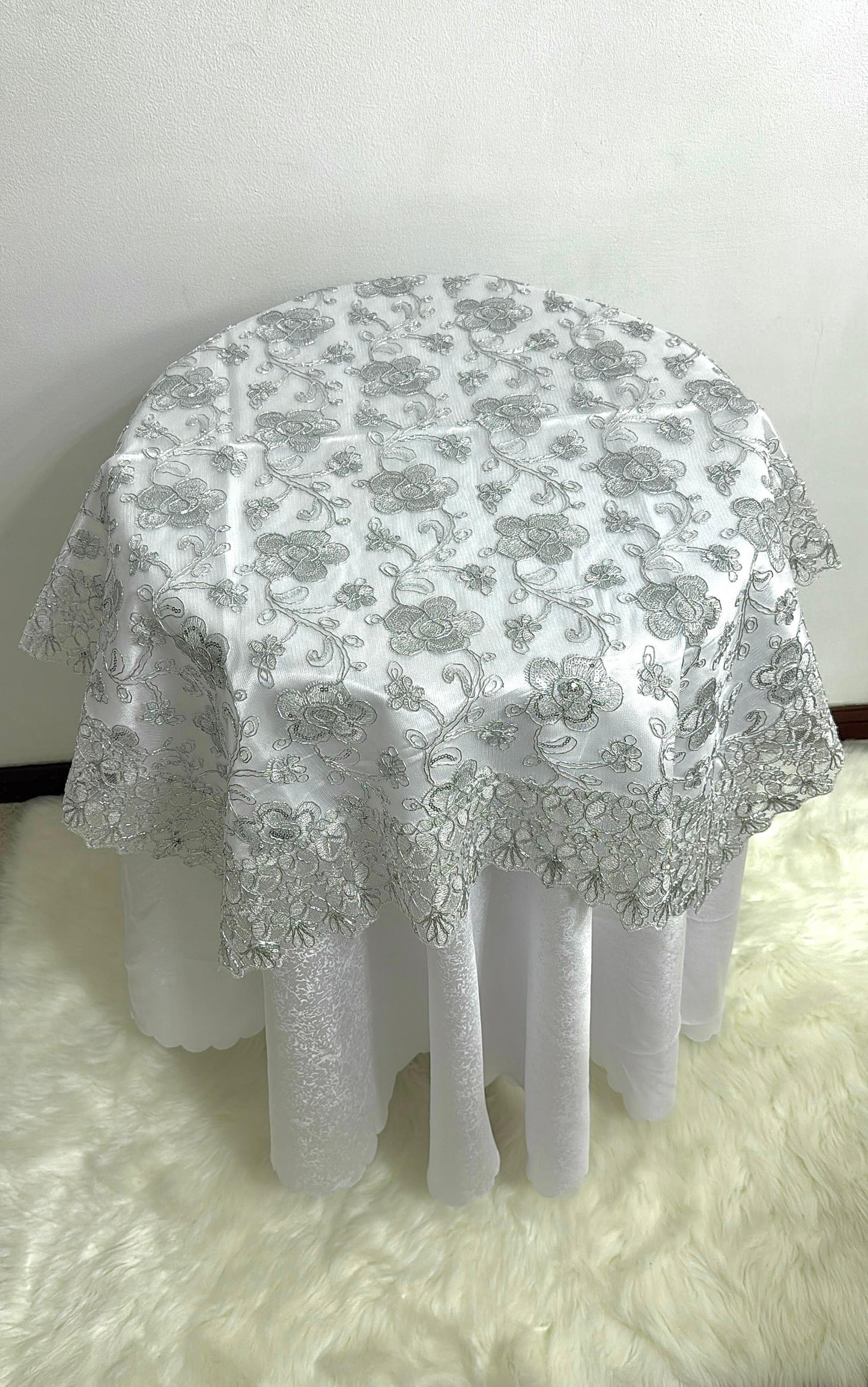 Carpeta Para Mesa Coqueta 85x85cm Hilos Dorados Y Plateados Kingo