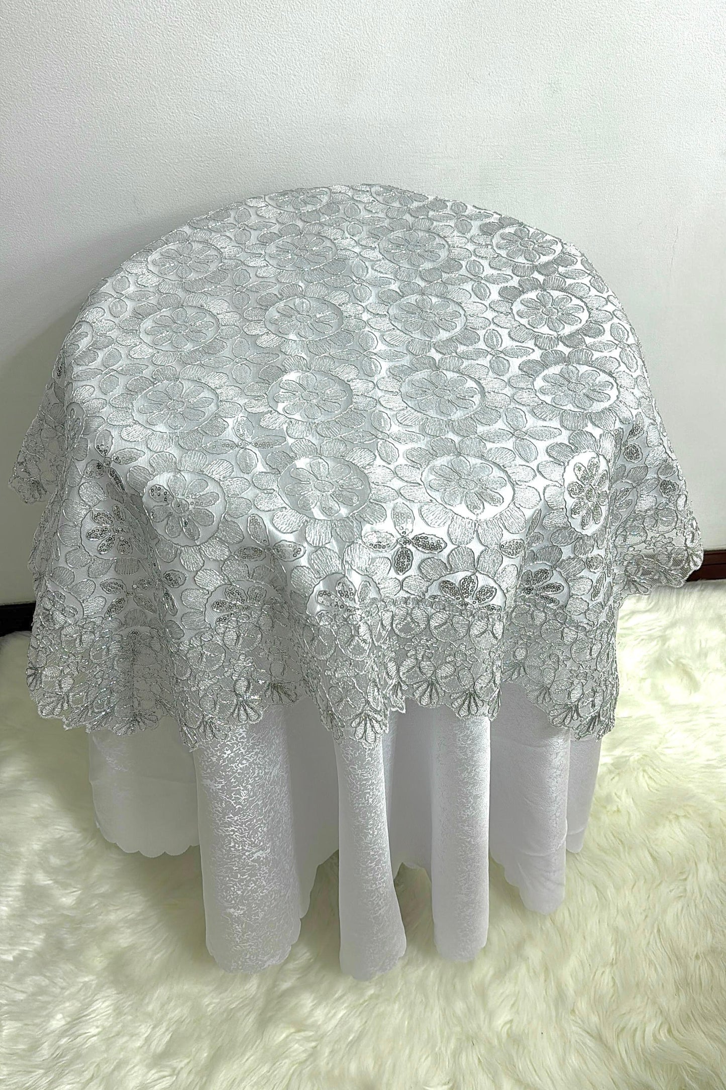 Carpeta Para Mesa Coqueta 85x85cm Hilos Dorados Y Plateados Kingo