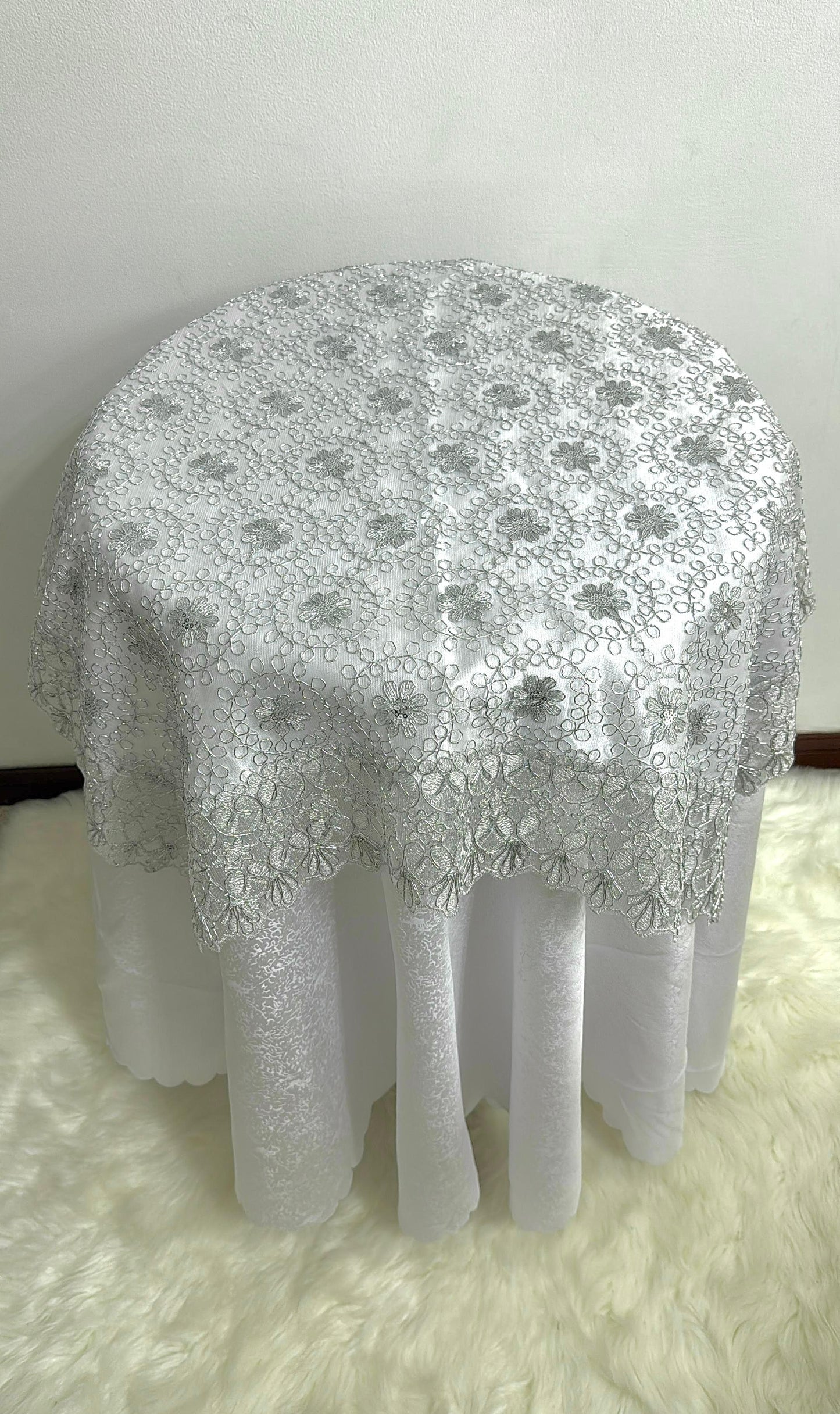 Carpeta Para Mesa Coqueta 85x85cm Hilos Dorados Y Plateados Kingo