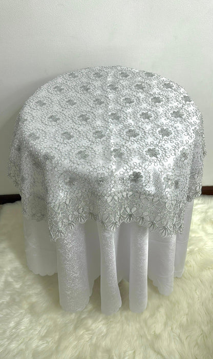 Carpeta Para Mesa Coqueta 85x85cm Hilos Dorados Y Plateados Kingo