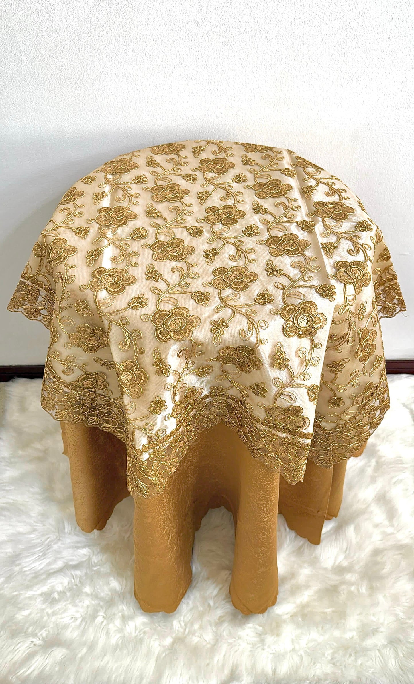 Carpeta Para Mesa Coqueta 85x85cm Hilos Dorados Y Plateados Kingo