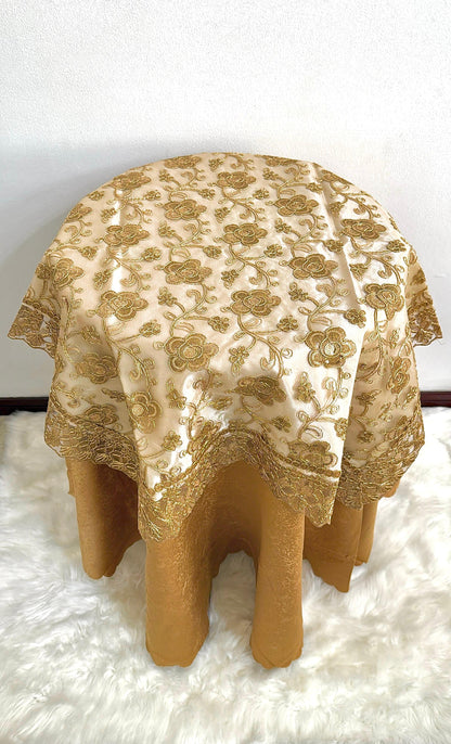 Carpeta Para Mesa Coqueta 85x85cm Hilos Dorados Y Plateados Kingo