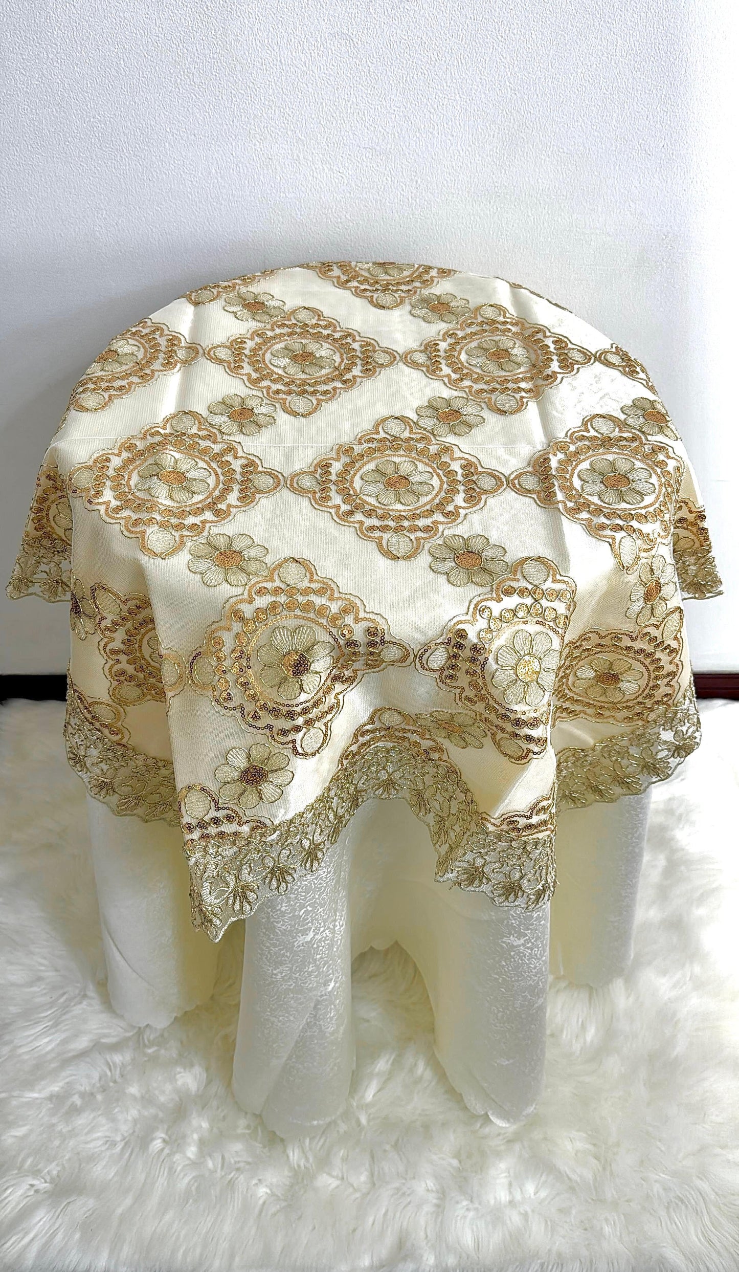 Carpeta Para Mesa Coqueta 85x85cm Hilos Dorados Y Plateados Kingo