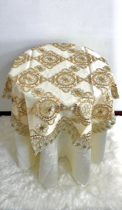 Carpeta Para Mesa Coqueta 85x85cm Hilos Dorados Y Plateados Kingo